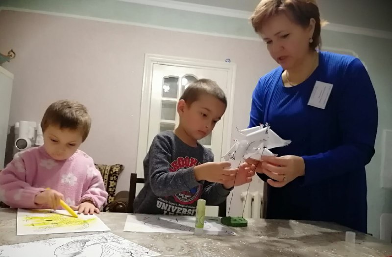 Специалист по работе с семьей Посыпайло Оксана вместе с юными получателями социальных услуг мастерили поделки ко Дню белых журавлей.