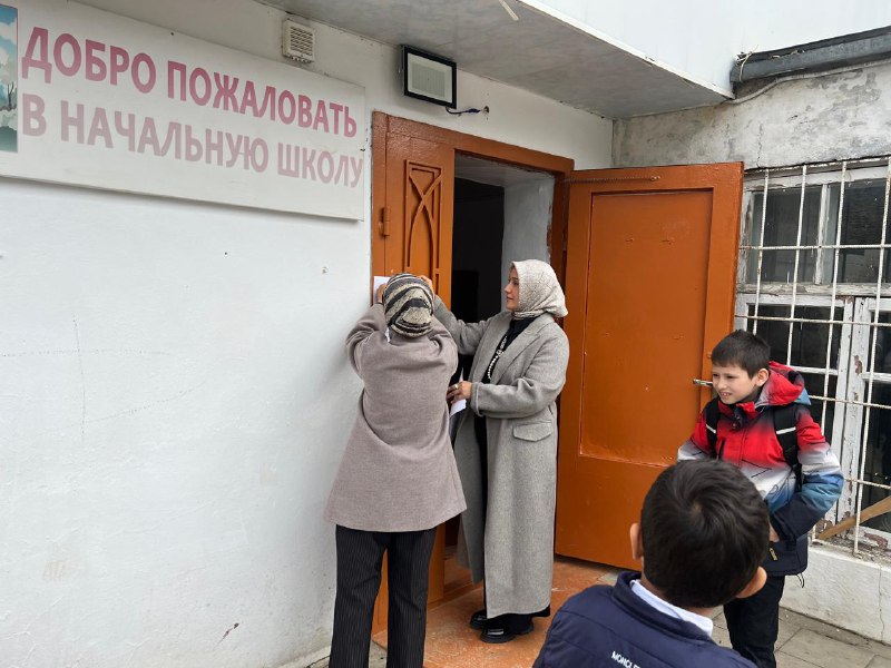 Заведующая отделения семьи Мусаева Салимат и специалисты по работе с семьей Муртазалиева Раисат, Джалилова Марзият и Посыпайло Оксана распространили объявления и памятки антитеррористического контента на территории средней общеобразовательной школы № 1 с.