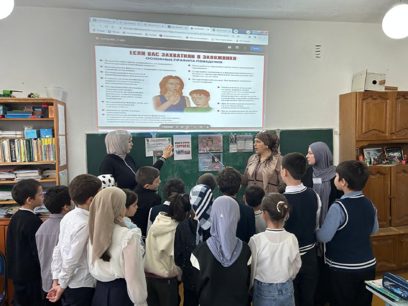 Специалист по работе с семьей и детьми Алиева Максалина совместно с педагогами средней общеобразовательной школы с. Мюрего провели беседу на тему "Мы против терроризма".
