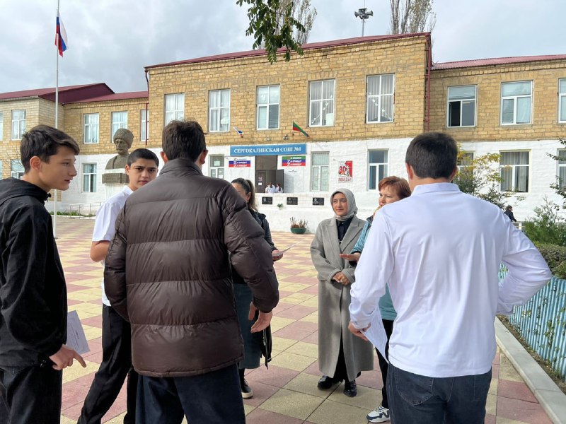 Специалисты по работе с семьей отделения семьи Джалилова Марзият, Муртазалиева Раисат и Посыпайло Оксана провели профилактическую акцию с раздачей памяток и информационных листовок "Терроризм - угроза обществу!!!" на территории средней общеобразовательной