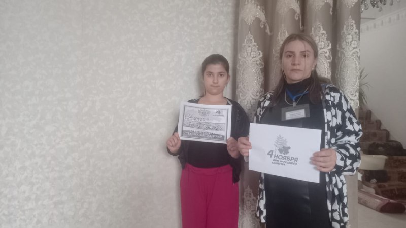 Социальный педагог отделения семьи Саидова Аксана провела беседу со своими получателем социальных услуг на тему " День народного единства".
