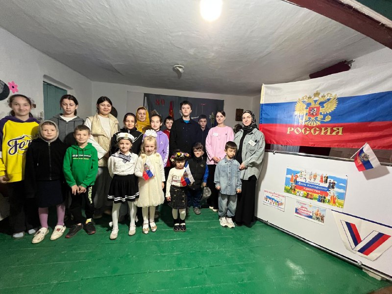 В рамках празднования Дня народного единства медсестра по массажу Айгумова Эльмира и специалист Багомедова Зухра отделения семьи совместно с работниками Культурно-досугового центра организовали увлекательную беседу для детей, направленную на укрепление чу
