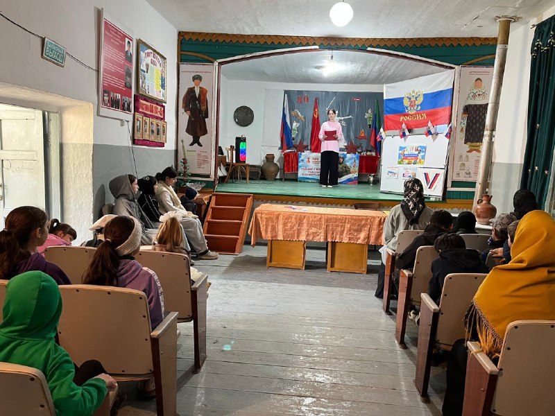 В рамках празднования Дня народного единства медсестра по массажу Айгумова Эльмира и специалист Багомедова Зухра отделения семьи совместно с работниками Культурно-досугового центра организовали увлекательную беседу для детей, направленную на укрепление чу