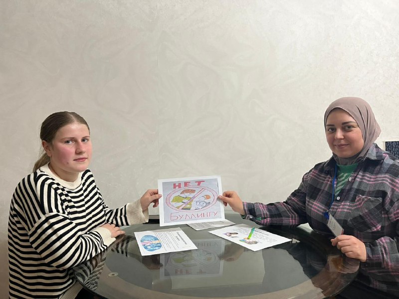 Психолог отделения семьи Курбанова Раисат посетила получательницу социальных услуг и провела профилактическую беседу на тему «Нет буллингу».