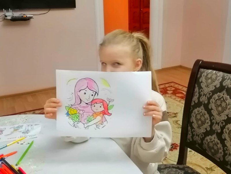 Специалист по работе с семьей Посыпайло Оксана и получатель соцуслуг поздравляют всех мам с наступающим праздником!