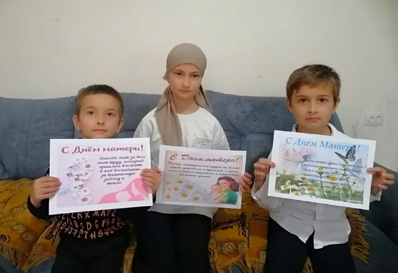 Специалист по работе с семьей Посыпайло Оксана и получатель соцуслуг поздравляют всех мам с наступающим праздником!