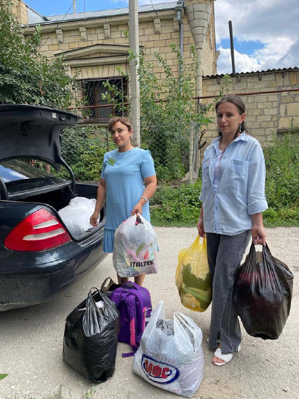 Специалист по работе с семьей и с детьми ГБУ РД КЦСОН в МО «Сергокалинский район» Идрисова Барият и Социальный педагог Муртазалиева Раисат посетили многодетную , малоимущую семью оказали помощь в виде ношенной одежды и провели беседу на тему « Мы против н