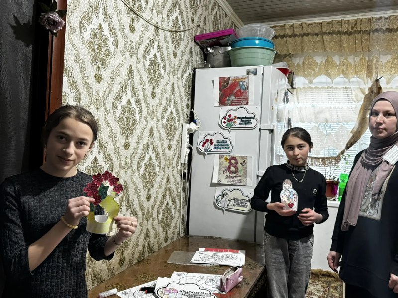 Специалист по работе с семьёй Алиева Максалина подготовила подопечных девочек-подростков к празднованию Международного женского дня — 8 марта.
