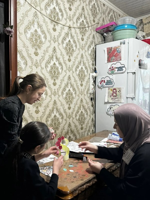 Специалист по работе с семьёй Алиева Максалина подготовила подопечных девочек-подростков к празднованию Международного женского дня — 8 марта.