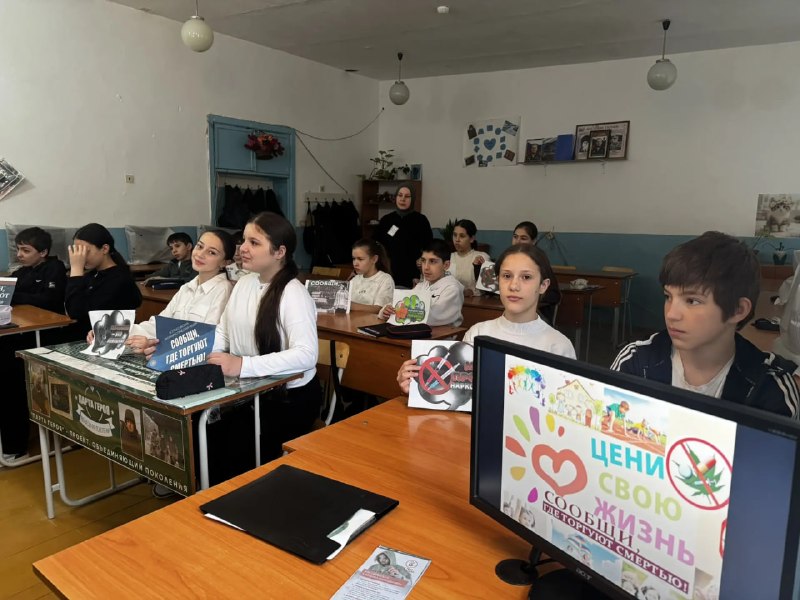 «Сообщи, где торгуют смертью»: школа и специалист отделения семьи провели акцию для подростков