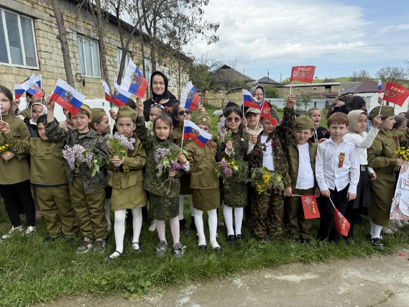 Психолог отделения семьи Шихшабекова Муршидат приняла участие в мероприятиях, посвящённых Дню Победы, которые прошли в селе Кичигамри.