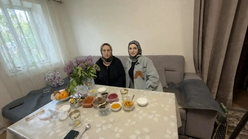Тепло сердец в преддверии Дня Победы: работники центра поздравляют вдов ветеранов ВОВ и семьи участников СВО