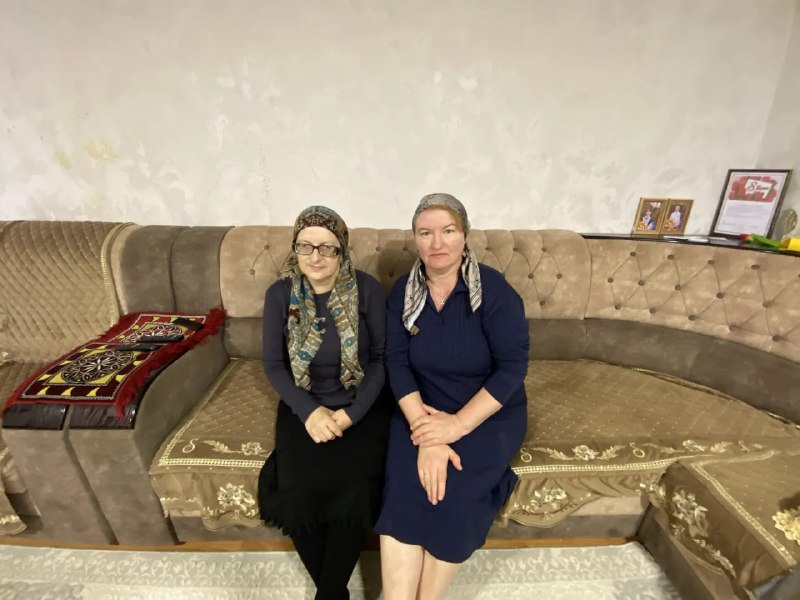 Тепло сердец в преддверии Дня Победы: работники центра поздравляют вдов ветеранов ВОВ и семьи участников СВО