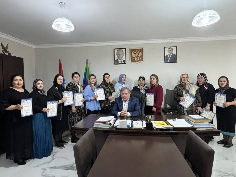 В День социального работника директор Комплексного центра социального обслуживания населения Сергокалинского района поздравил коллектив с профессиональным праздником.